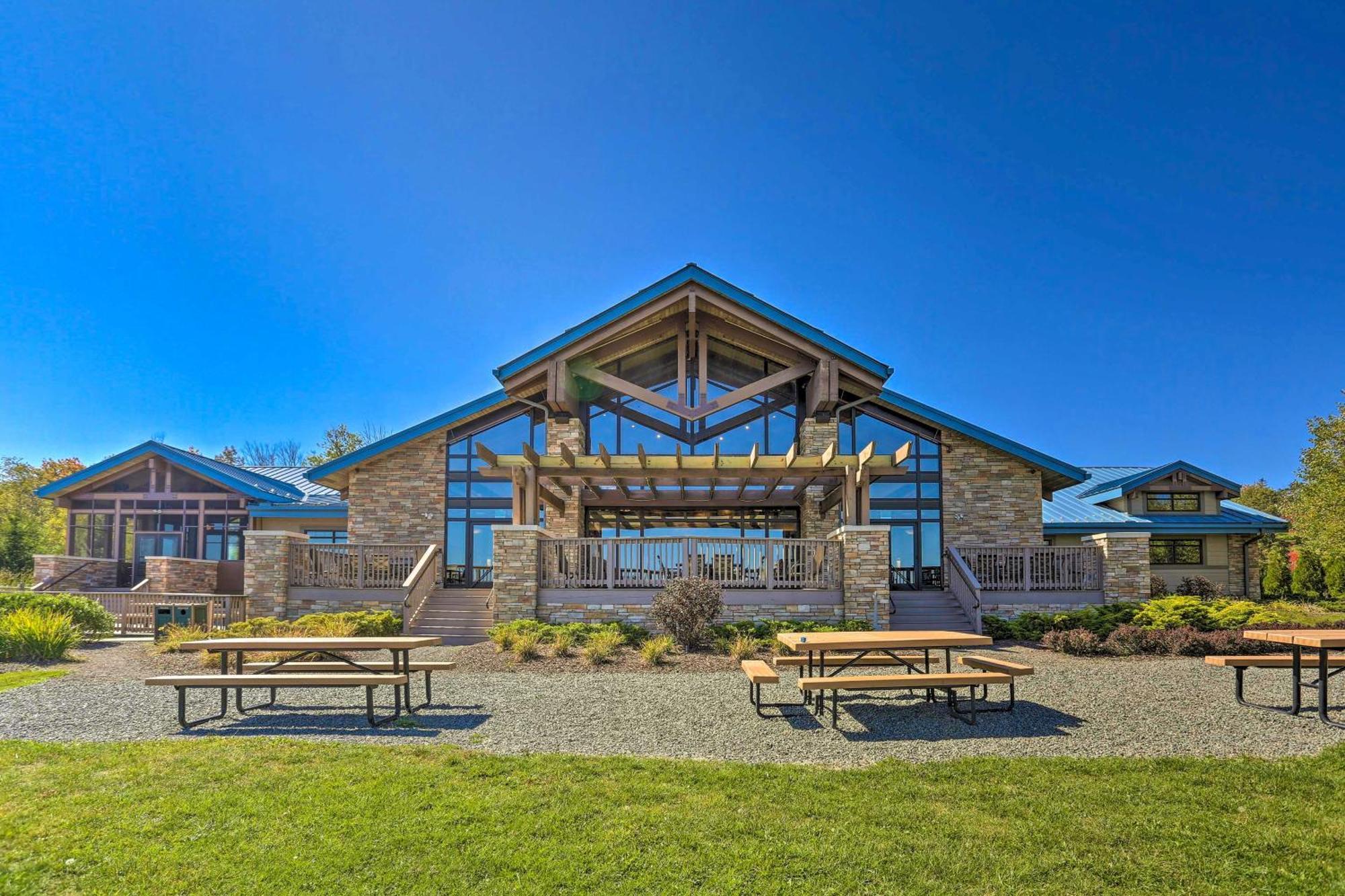 Poconos Hideaway In Arrowhead With Game Room! Holiday home *