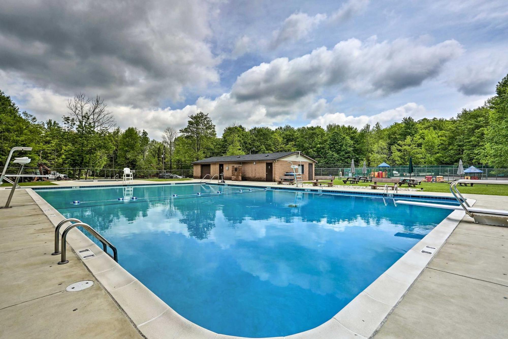 Poconos Hideaway In Arrowhead With Game Room! Holiday home *