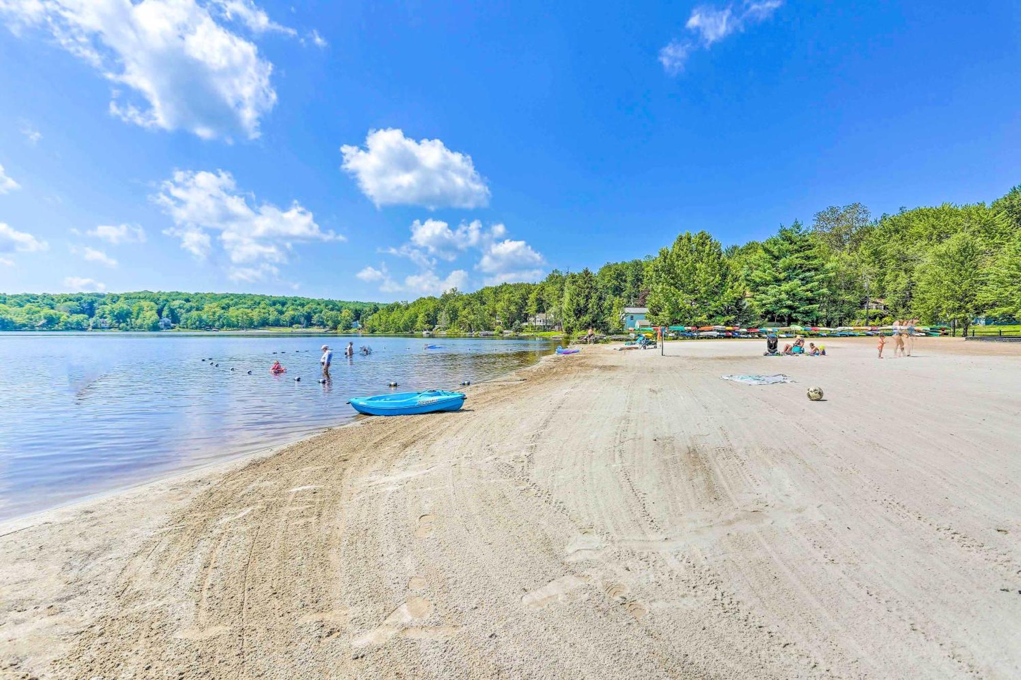 Poconos Hideaway In Arrowhead With Game Room! Holiday home Pocono Lake