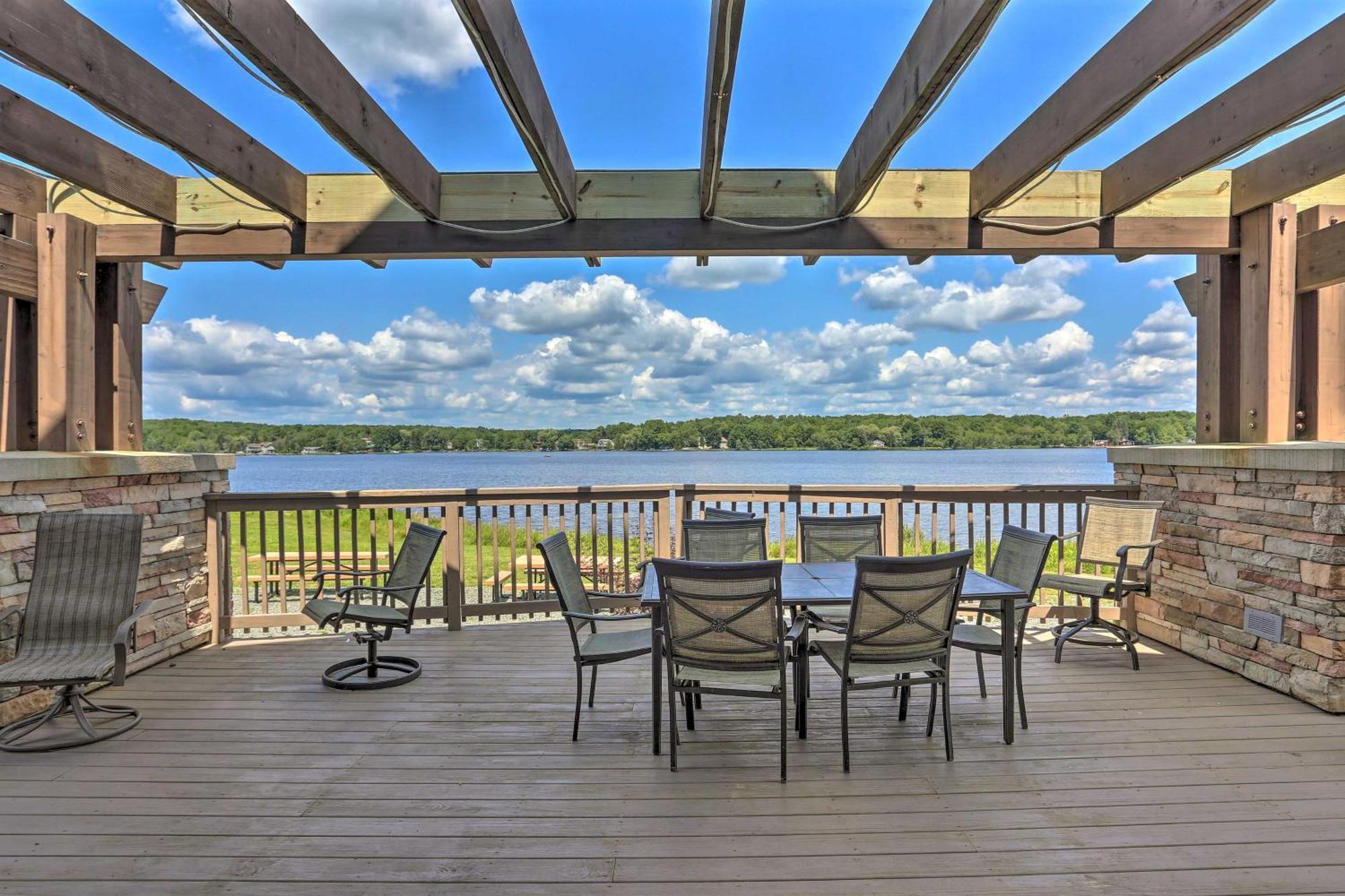 Poconos Hideaway In Arrowhead With Game Room! Holiday home Pocono Lake