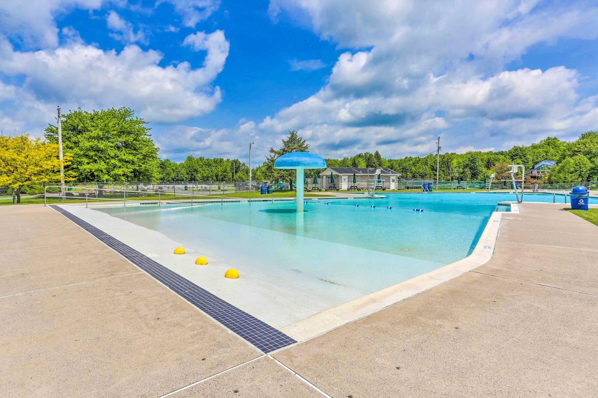 Poconos Hideaway In Arrowhead With Game Room! Holiday home *