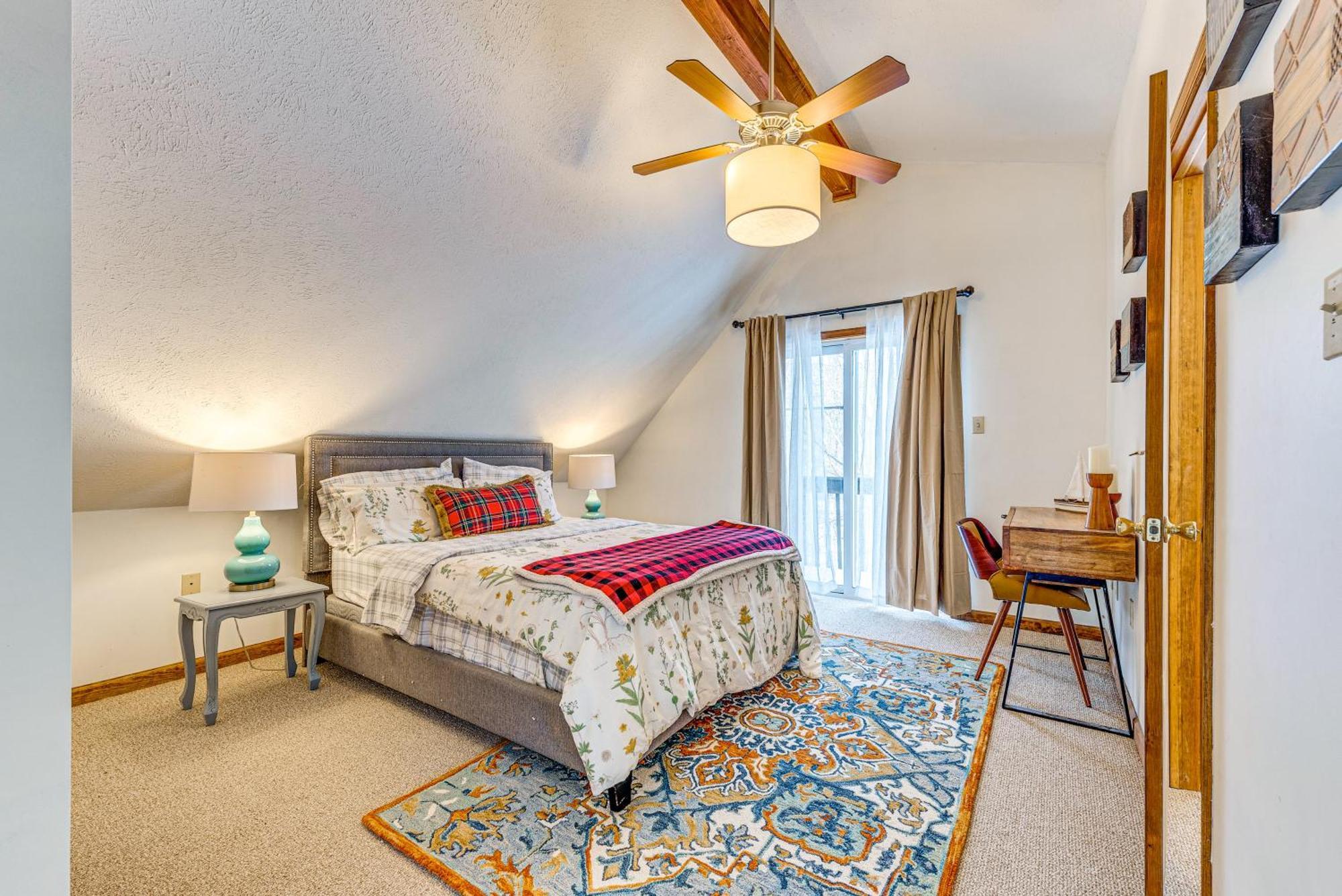 Poconos Hideaway In Arrowhead With Game Room! Pocono Lake